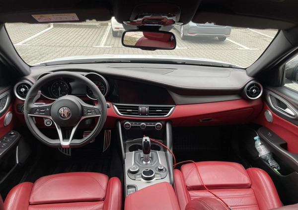 Alfa Romeo Giulia cena 98000 przebieg: 61500, rok produkcji 2018 z Tarnów małe 742